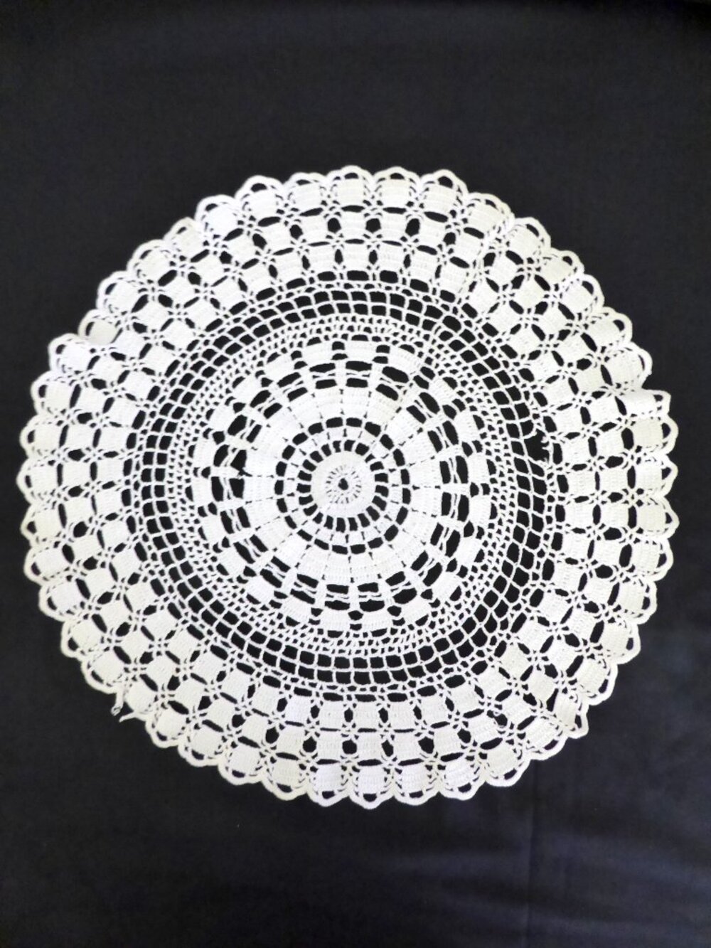 15” VINTAGE ANTIQUE DOILY ROUND HANDCRAFTED CROCHET LACE DECOR (FLAWS)